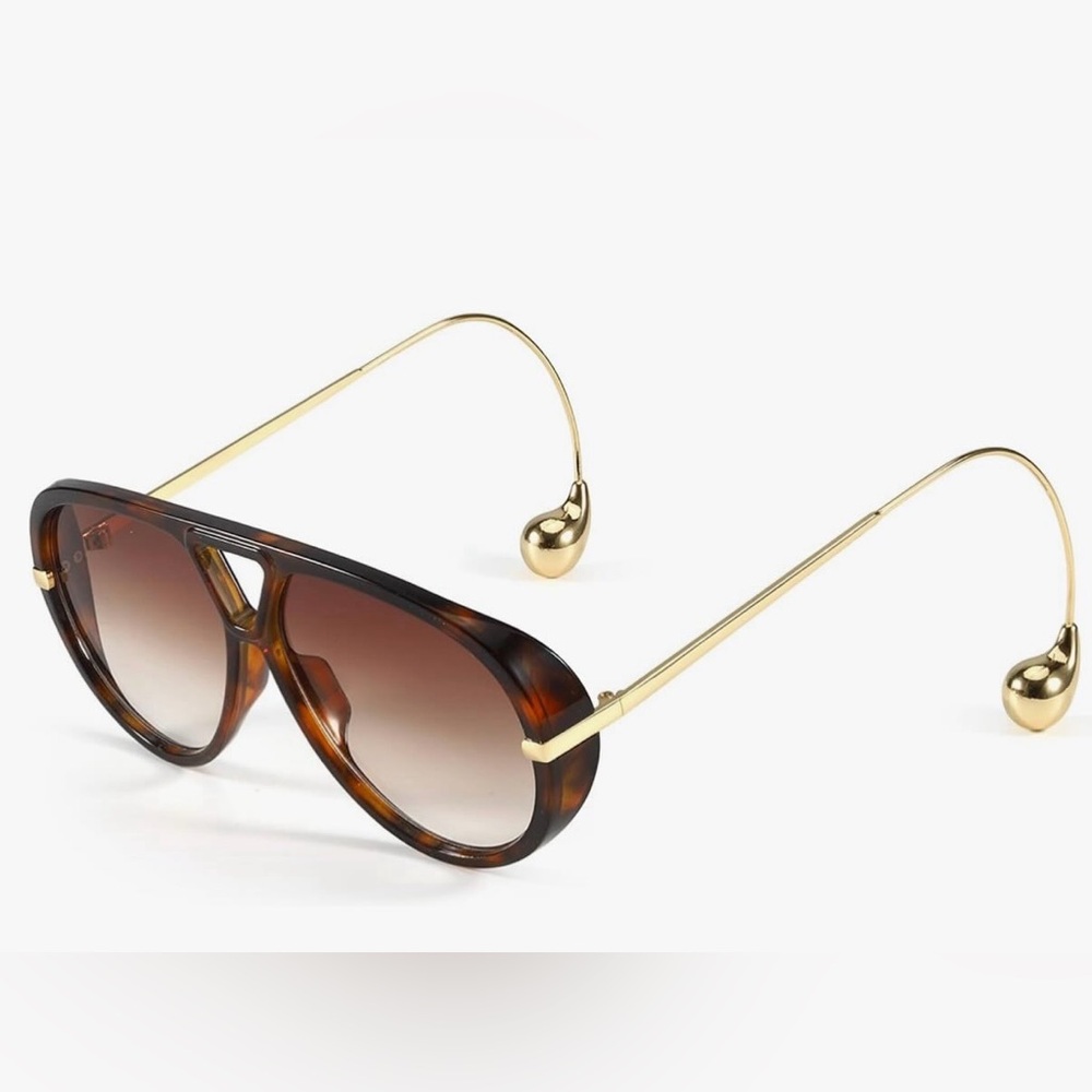 Elegant Tortoise Shell Sunglasses with Gold Accents